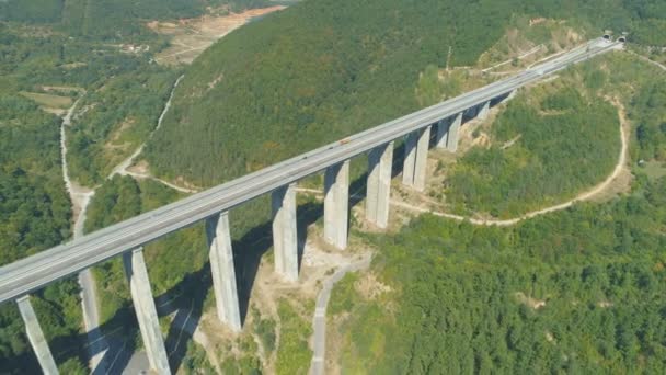 Vista aérea do tráfego de viadutos sobre o Vitin Pass, Bulgária — Vídeo de Stock