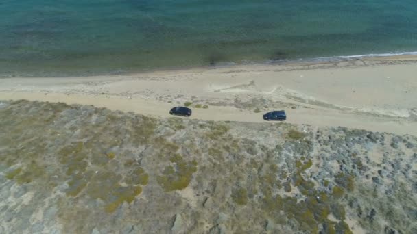 Вид с воздуха на два автомобиля на береговой линии в Лемнос, Греция — стоковое видео