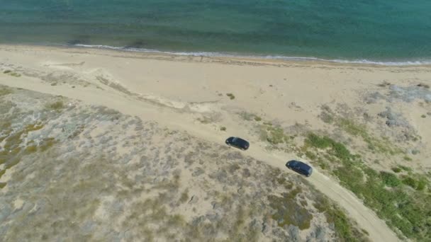 Dron po powolnym prowadzeniu samochodu na plaży w Lemnos, Grecja — Wideo stockowe