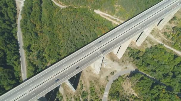 Veduta aerea Drone del traffico autostradale Hemus tra Sofia e Botevgrad, Bulgaria — Video Stock