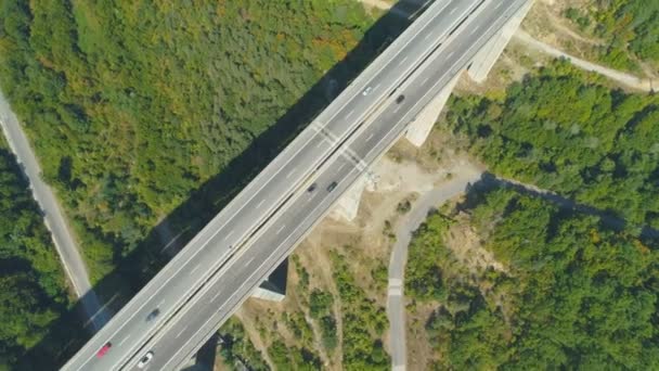 Vue de dessus du Viaduc de Bebresh pendant la saison estivale en Bulgarie 