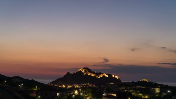 Χρόνος λήξης του βραδινού κάστρου πάνω από το Βυζαντινό κάστρο στη Μύρινα, Ελλάδα — Αρχείο Βίντεο