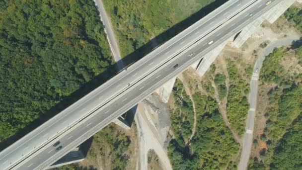Viaduto de auto-estrada com tráfego diário durante o verão na Bulgária — Vídeo de Stock