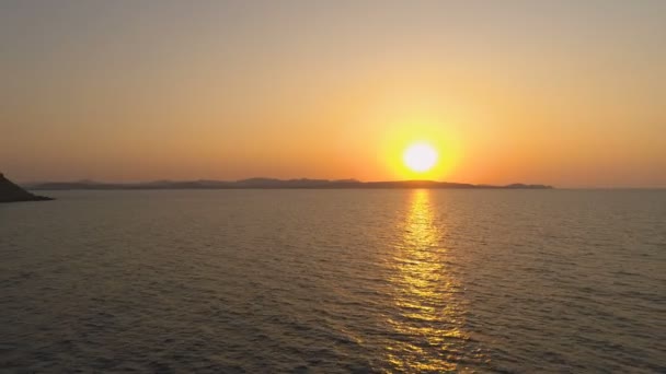 Naturskön solnedgång med gyllene vågor och sol Stig i Limnos, Grekland — Stockvideo