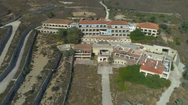 Hôtel abandonné avec fenêtres cassées et rues vides dans une ville fantôme en Grèce — Video