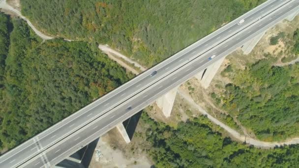 Vista aérea do drone do tráfego do viaduto na estrada de Hemus — Vídeo de Stock