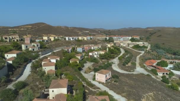 Заброшенные виллы и гостиничный комплекс в Limnos, Греция — стоковое видео