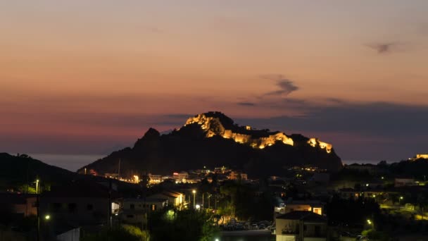 ギリシャ、ミリーナの海岸線と古いビザンチン要塞の上の時間経過 — ストック動画