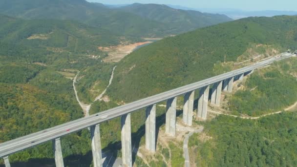 Aerial Drone utsikt över upptagen Highway Bridge under sommardagen — Stockvideo