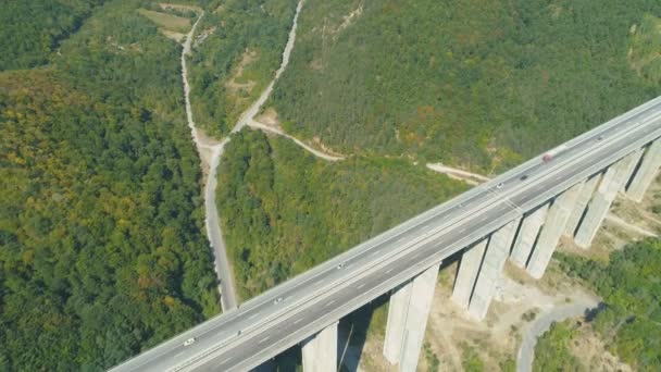 Drone Vista aérea del viaducto de tráfico en la autopista Hemus, Bulgaria — Vídeo de stock