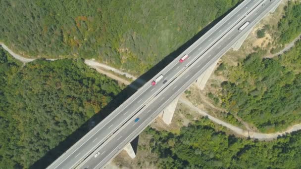 Drone vue de dessus de l'autoroute pont avec des camions et des voitures excès de vitesse pendant la journée occupée 