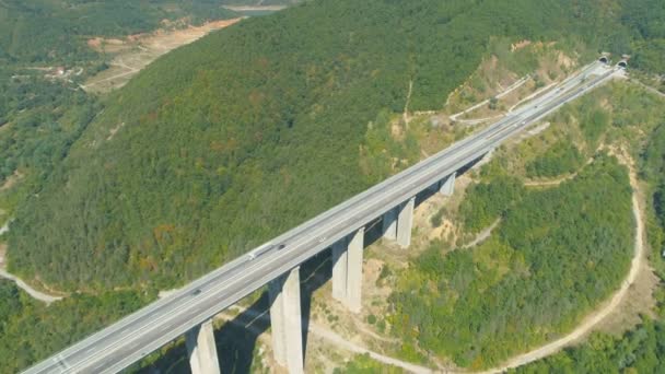 Vista aérea do viaduto na estrada de Hemus sobre a passagem de Vitinya, Bulgária — Vídeo de Stock