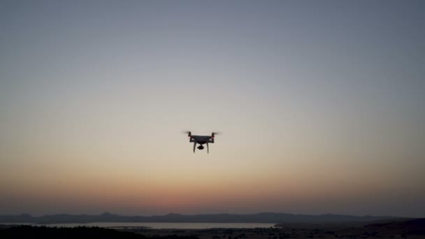 Drone Quadcopter med digitalkamera hover på himmel bakgrund — Stockvideo