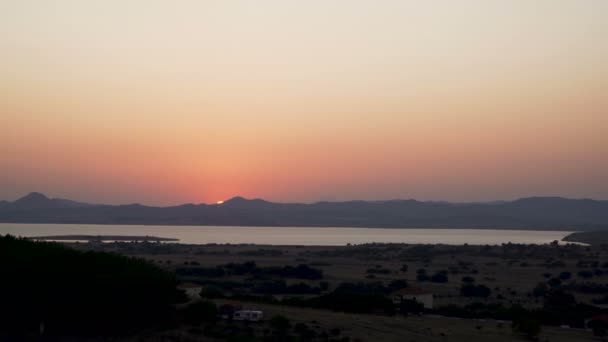 Pequeño dron lanzándose al atardecer y filmando — Vídeos de Stock