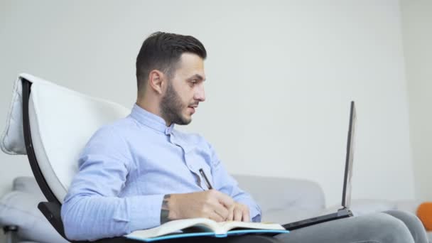 Jovem empresário feliz trabalhando no laptop e se sentindo animado depois de ler boas notícias na internet — Vídeo de Stock