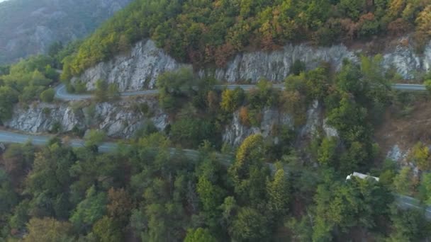 Una vista aerea di un camion bianco che guida lungo una strada di montagna — Video Stock