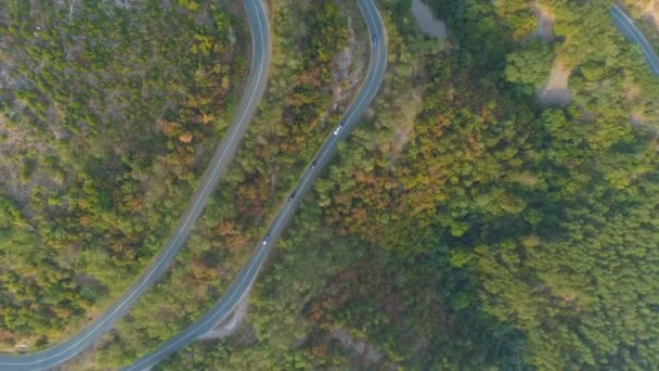 Vista aérea do passo de montanha e carros dirigindo ao longo da estrada. Drone seguindo carros, vista superior — Vídeo de Stock