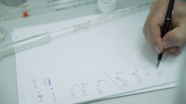 Bilim adamı Kenevir Cbd laboratuvarında dizüstü araştırma ölçümleri yazma, yakın bakmak