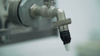 Laboratuvarda Farmasötik Kenevir Cbd çıkarıcı makine musluk yakın bakmak