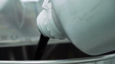 Kenevir Cbd laboratuvarında siyah yağlı sıvı döken Bilim Adamı yakın bakmak