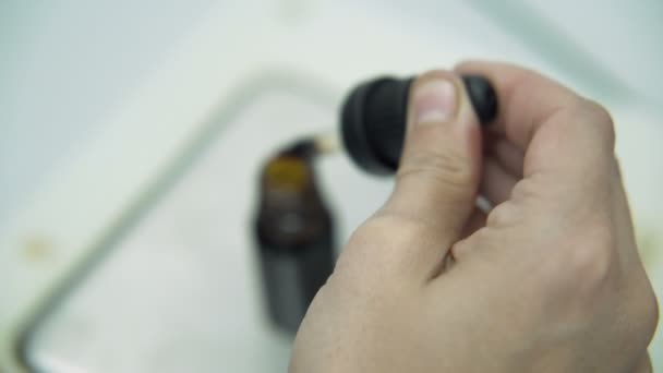 科学家手用滴注器和填充瓶与药物Cbd油的近距离观察 — 图库视频影像