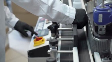 Kenevir Cbd laboratuvarında karmaşık makine kurma siyah eldiven ile Scientist yakın bakmak