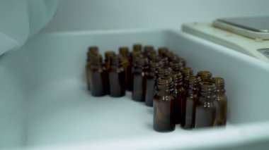 Bilim adamı Kenevir Cbd laboratuvarında konteyner küçük şişeler düzenlenmesi