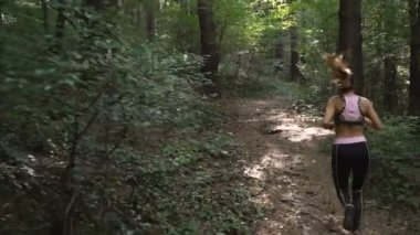 Atletik, güzel kız sabah erken parkta koşu