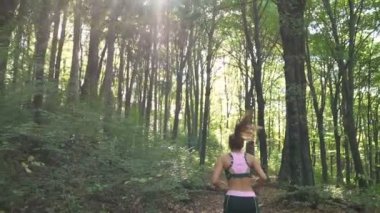 Morning Sun Rays Shine Fit Kadın Jogger On, Ormanda Çalışan