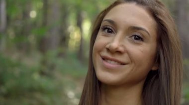 Güzel atletik kız, sabah antrenmanından önce güzel gözleri açık gülümsüyor.