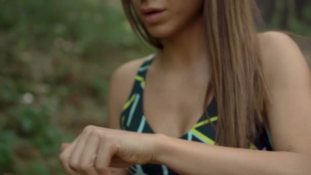 Corredor femenino tomando un sorbo de agua después de agotar correr y hacer ejercicio. Hermosa chica sensación de calor y sudoroso después del entrenamiento — Vídeo de stock