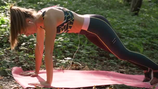 Side syn på atletisk flicka i yogabyxor gör övningar för abs — Stockvideo