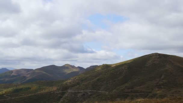 Pastagens de montanha verde vista panorâmica de colinas com grandes nuvens brancas fofas no céu — Vídeo de Stock