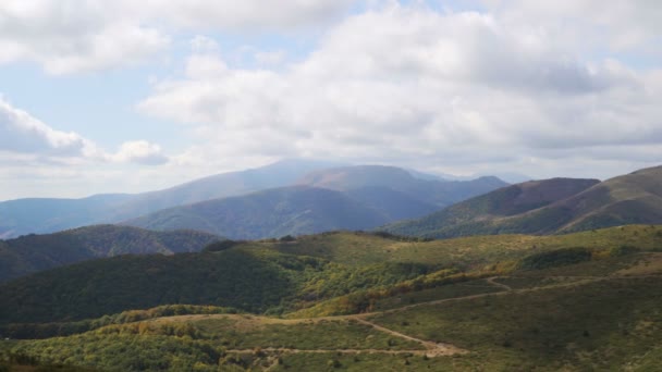 Панорамний вид на ідилічні прокатні пагорби, літній пейзаж з пишними зеленими гірськими пасовищами і хмарним небом — стокове відео