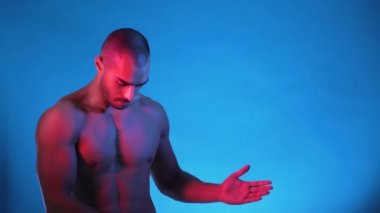 Vücudunu gösteren spor modeli, mavi arka planda izole edilmiş.