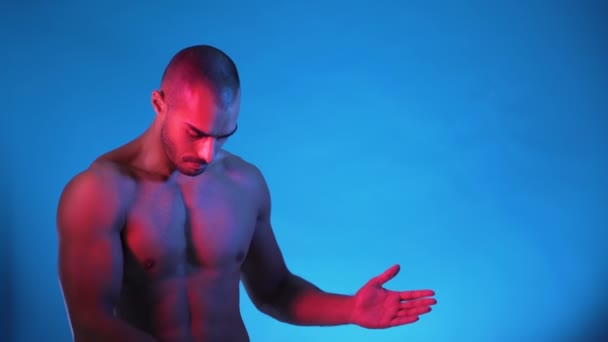 Γυμναστήριο μοντέλο δείχνει το σώμα του, απομονωμένο σε μπλε φόντο — Αρχείο Βίντεο