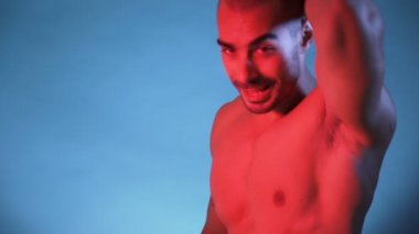 Seksi kaslı vücut geliştirici Erkek Üstsüz Stüdyoda