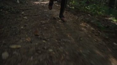 Kızların bacaklarının koşuşunu, orman yolunda koşuşunu yakından izle.