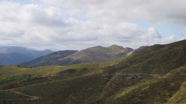 Панорамний вид на гори і зелені луки з мальовничим красивим хмарним небом на початку осені — стокове відео