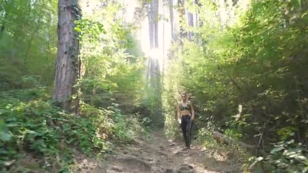 Aantrekkelijke brunette start trail loopt na korte pauze — Stockvideo