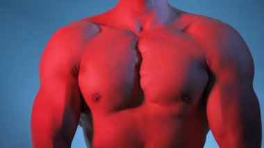 Yırtık vücutçunun güçlü duruşu ve içeride kaslarını gösterişi yakından görülüyor.