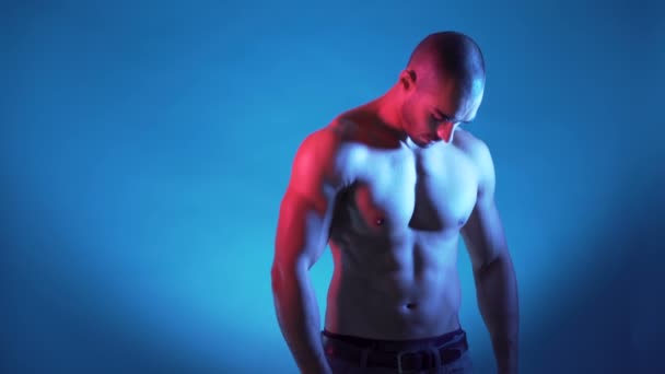 Retrato de jovem bonito com forma de corpo ajuste sexy, abdominais treinados e peito — Vídeo de Stock