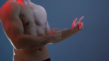 Mavi Arkaplanda Güçlü Atletik Adam