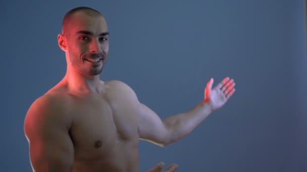 Férfi izmos felsőtesttel. Erős Athletic Man Fitness Model Torso Mutató izmos karok és has — Stock videók