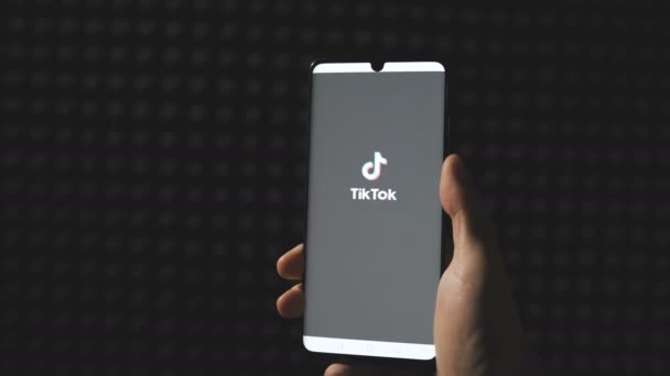 Sofia, Bulgaria-25 05 2020: Otočení rukou tablet a rolování TikTok app videa — Stock video