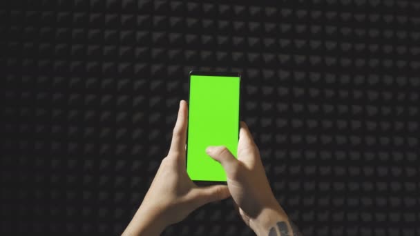 Mans smartphone a scorrimento manuale con schermo verde isolato su sfondo nero — Video Stock