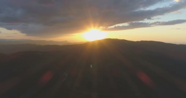 BIg Nuages gris au-dessus du coucher de soleil jaune chaud dans les montagnes 