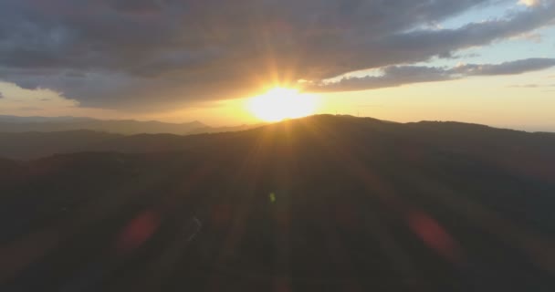 BIg Nubes grises sobre la cálida puesta de sol amarilla en las montañas — Vídeo de stock