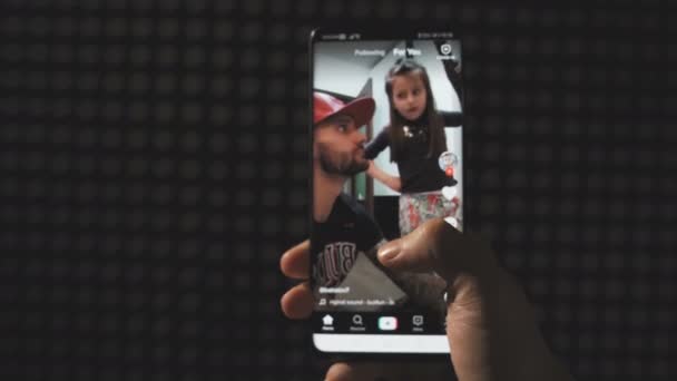 Sofia, Bulgarie-25 05 2020 : défilement des vidéos de l'application TikTok — Video