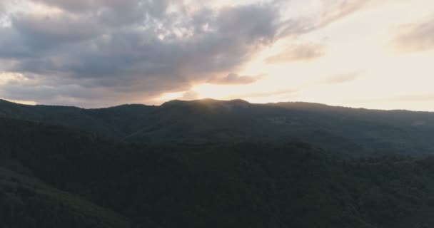 Yeşil tepeler ve dağ tepeleri üzerinde hızla hareket eden kara fırtına bulutlarının panoramik görüntüsü — Stok video